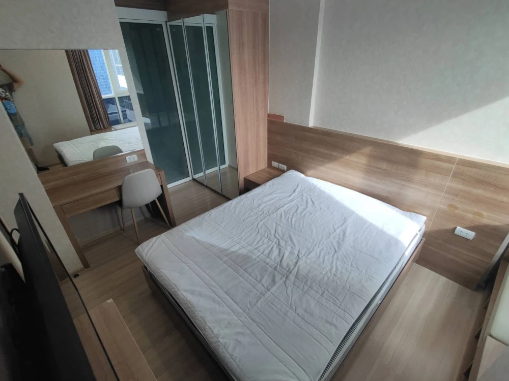 For rent: Rhythm Sathorn. Spacious and comfortable rooms with ample living space and complete amenities. Book now!