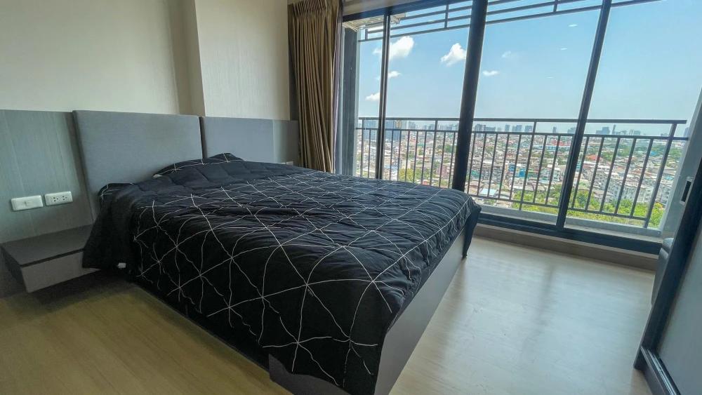 For rent: Supalai Loft Yaek Fai Chai Station. The room is partitioned into separate, clearly defined zones. Great value! Book now!