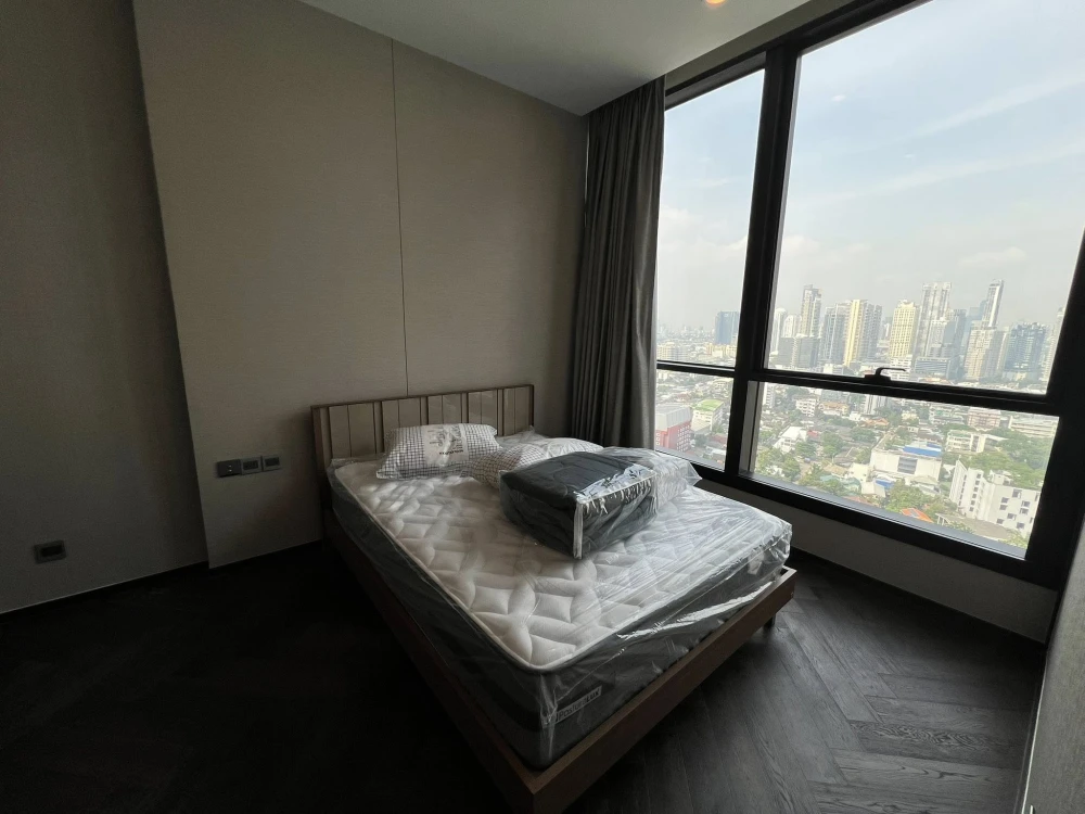 For rent The Esse Sukhumvit 36, fully furnished room, ready to move in, 21st floor, high view, complete here, just drag your bags and move in.