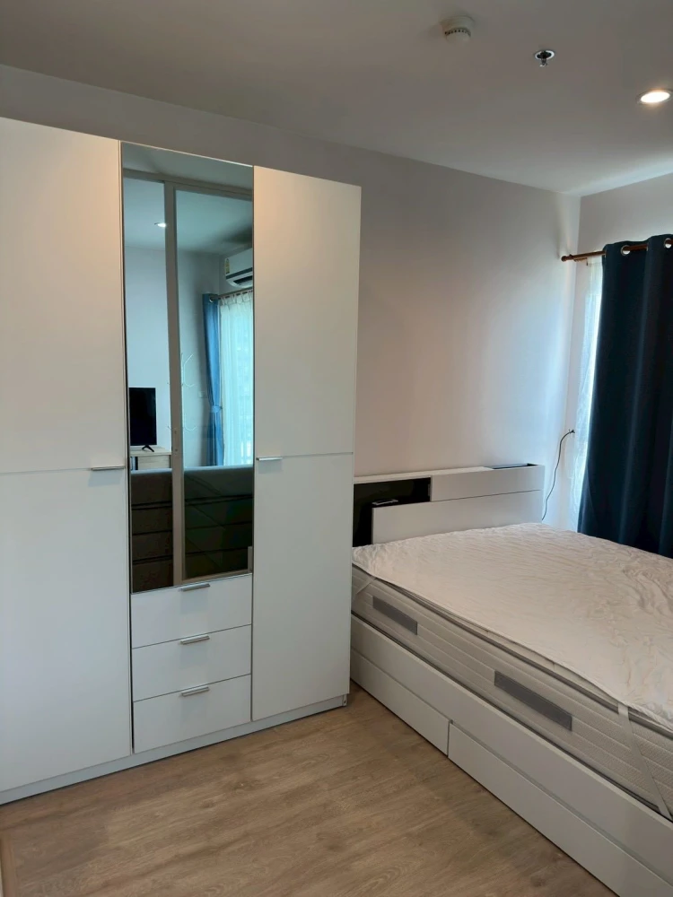 For rent: The Tempo Grand Sathon-Wutthakat. Nice room on the 14th floor with a great view. Fully furnished with appliances. Just bring your bags!