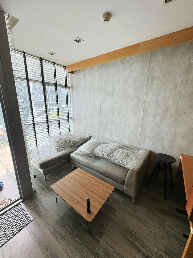 For rent Vertiq Rama 4–Siam, room size 33 square meters, 20th floor, good atmosphere, quiet, fully furnished, book now.