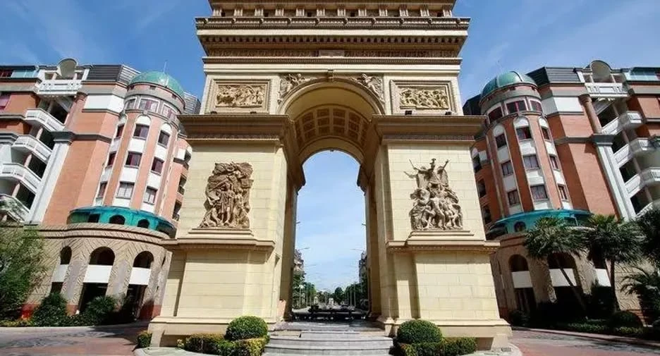 For sale: Champs Elysees Tiwanon. A great value condo with spacious rooms and everything you need in one place. Own it today!