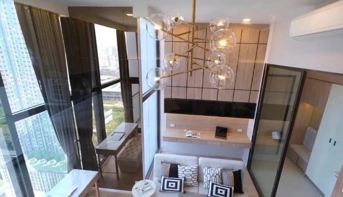 For sale Chewathai Resident Asoke, the largest Loft-style room, decorated with partitions, ready to be reserved.