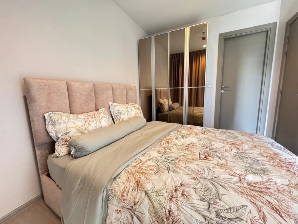 For Sale: Life Asoke Rama 9, ready-to-move-in unit on the 24th floor with city views. Convenient and complete amenities. Don't miss out!