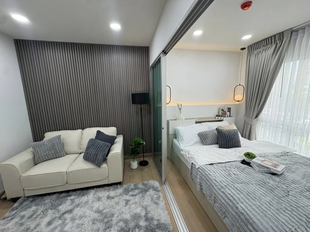 Selling Plum Condo Chaengwattana Station. A nice, fully furnished unit; just bring your belongings and move in!