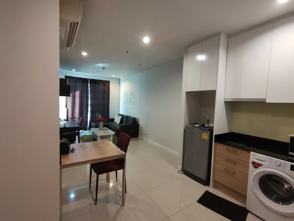 ขายด่วน!! เซอร์เคิล คอนโดมิเนียม ชั้น 12A ตึก B ห้องสวยมาก น่าอยู่สุดๆราคาดี ห้ามพลาด!!