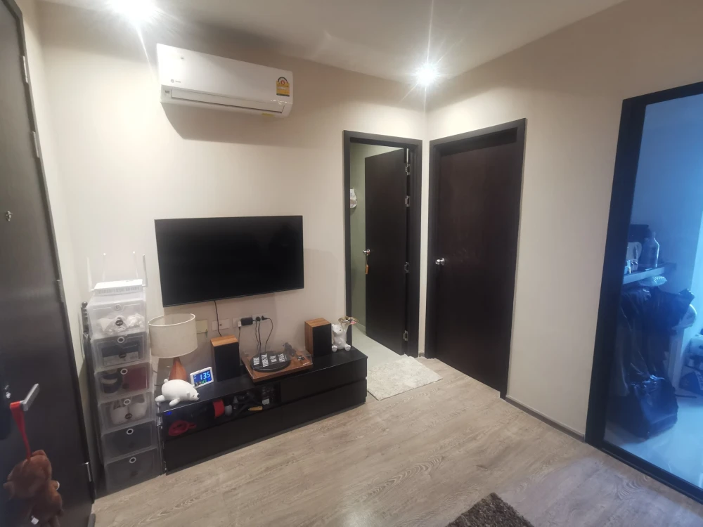 ขายด่วนๆ Lyss Ratchayothin ห้องพร้อมอยู่ ชั้น8 วิวสระว่ายน้ำ full furnished พร้อมเข้าอยู่ได้เลยซื้อเลย