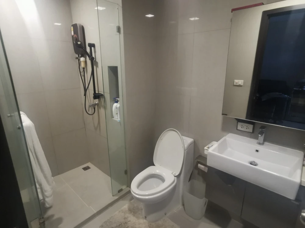 ขายด่วนๆ Lyss Ratchayothin ห้องพร้อมอยู่ ชั้น8 วิวสระว่ายน้ำ full furnished พร้อมเข้าอยู่ได้เลยซื้อเลย