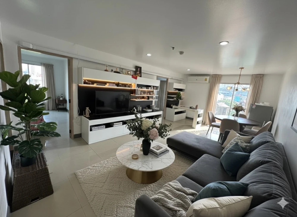 ขายด่วนๆ Regent Home 5 Ratchada 19 ห้องใหญ่อยู่สบาย สะดวกครบจบที่นี่ ลากกระเป๋าเข้าอยู่ได้เลย