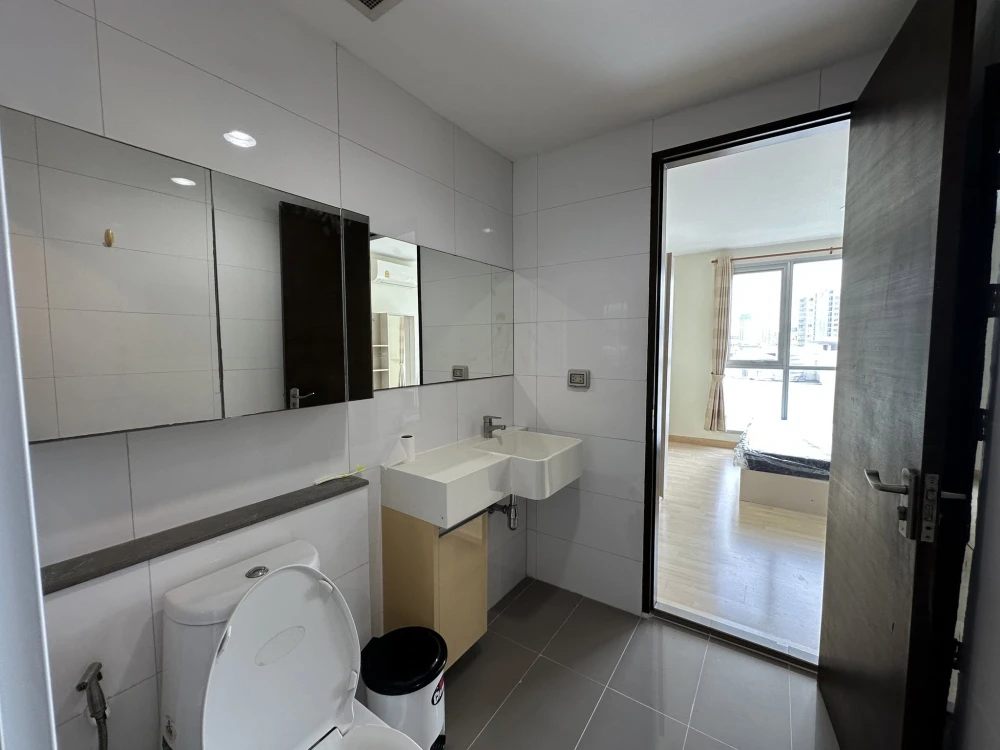 ขายด่วนๆ Rhythm Ratchada Condo ห้องเงียบ เป็นส่วนตัว วิวโล่ง ห้องนั่งเล่นกว้าง แบ่งสัดส่วนชัดเจน ซื้อเลย