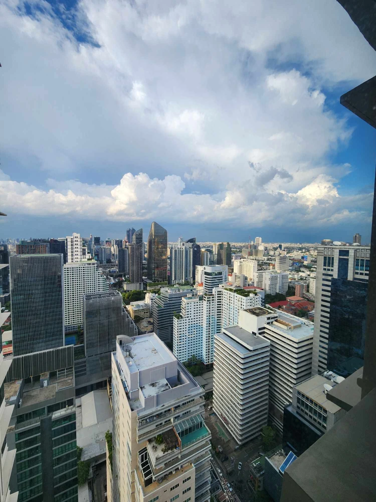 ขาย/ให้เช่า The ESSE Asoke  ห้องพร้อมอยู่ เฟอร์พร้อม ชั้นสูง กว้างขวางอยู่สบาย จองเลย