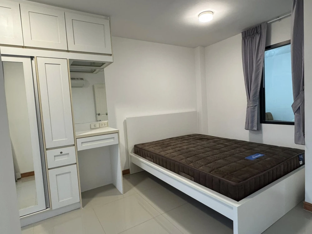 Selling a ready-to-move-in condo at Chateau In Town Sukhumvit 62/1. Fully furnished with appliances. Amazing price! Book now!