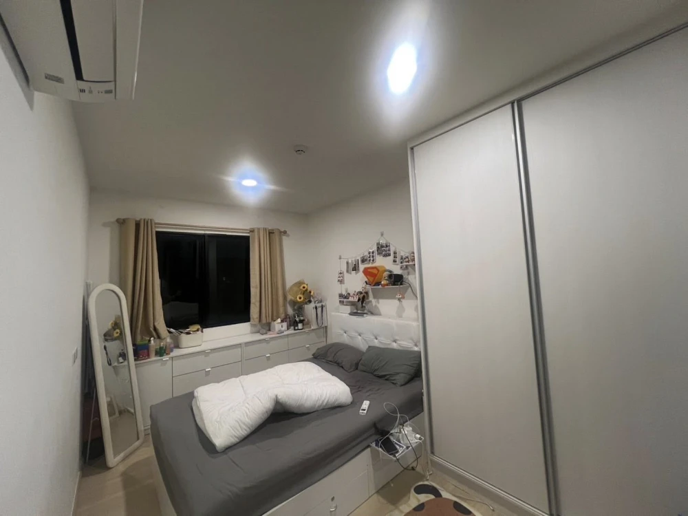 Selling Chewathai Hallmark Ladprao - Chokchai 4 Phase 2, ready-to-move-in unit. The room is well-partitioned and comes fully furnished. Book now befor