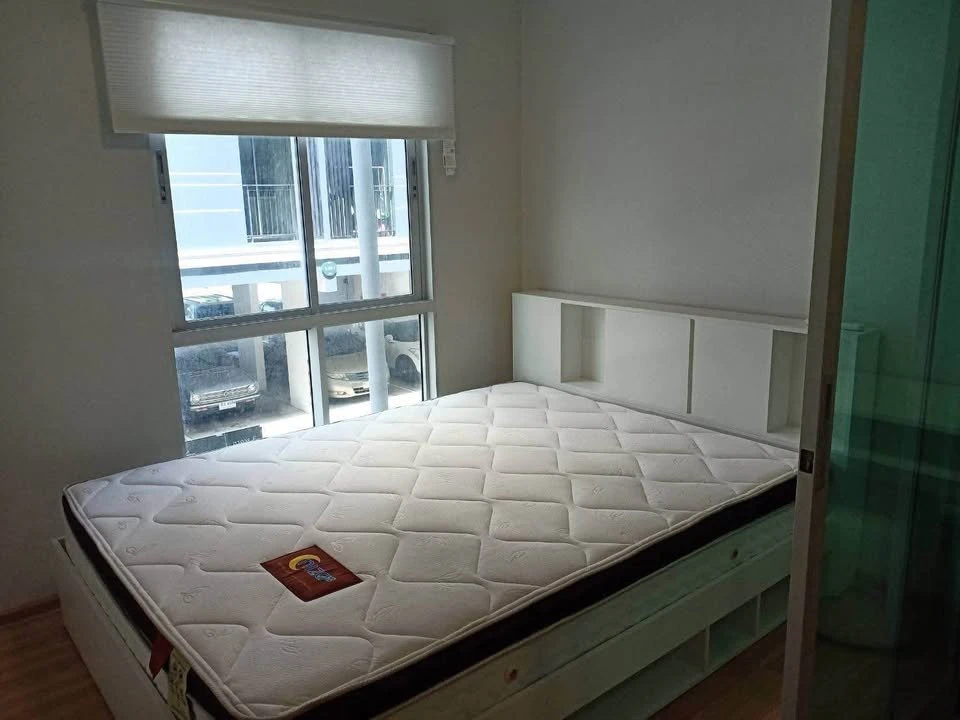 Plum Condo Mix Chaengwattana for sale. Low-rise condo, unit on the 2nd floor. Great location, convenient access to food. Book now!