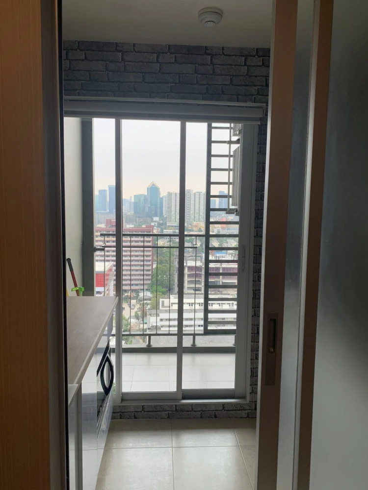 ขาย ยู ดีไลท์ รัชวิภา ห้องอยู่ชั้นสูงมาก ติดวอลเปเปอร์ทั้งห้อง เฟอร์นิเจอร์ครบ พร้อมอยู่ได้เลย