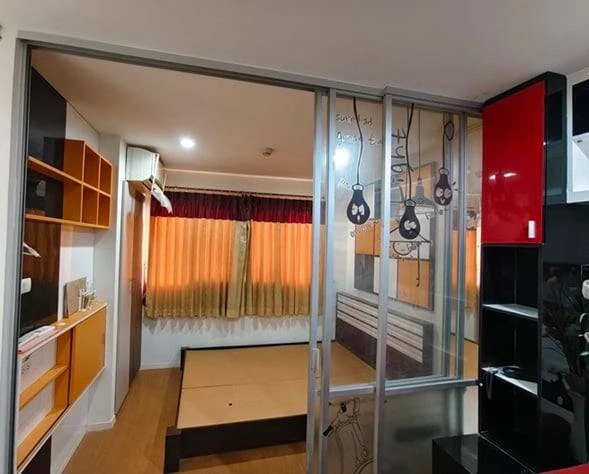 For sale: Lumpini Condo Town NIDA-Seri Thai, 2nd floor. Good ventilation, not stuffy, clearly separated areas, built-in furniture throughout. Don't mi