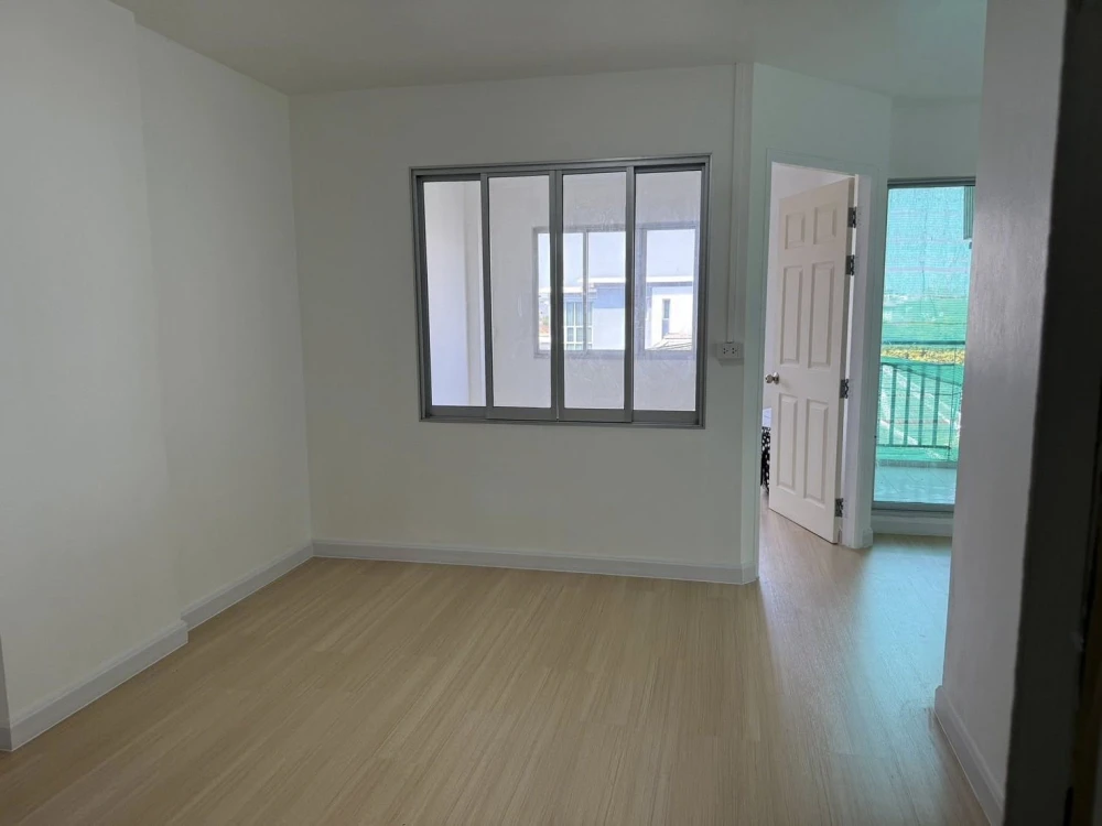 For sale: Lumpini Condo Town Ramintra - Laksi, 4th floor, 2-meter high ceiling, 40 sq m. Clean, spacious, and very livable.