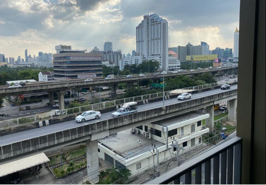 ขาย ศุภาลัย ไพรม์ พระราม 9  ห้องนี้เป็นห้องมุมสุดชั้น 8 เลย มีห้องเดียว ไม่มีอะไรบังวิว ดาดฟ้าเป็นสวน