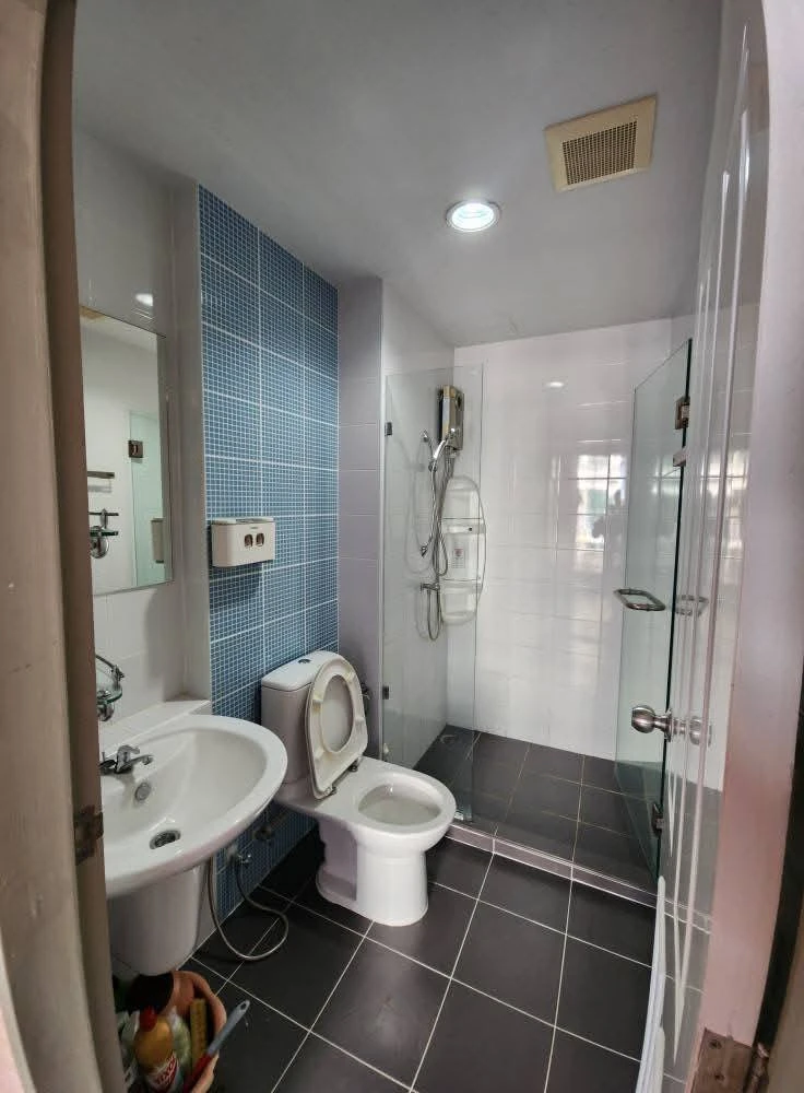 ขาย เดอะคิทท์ ติวานนท์ ติดวอลเปเปอร์ทั้งห้อง หิ้วกระเป๋าเข้าอยู่ได้เลย ระเบียงติดกันนกให้เรียบร้อย