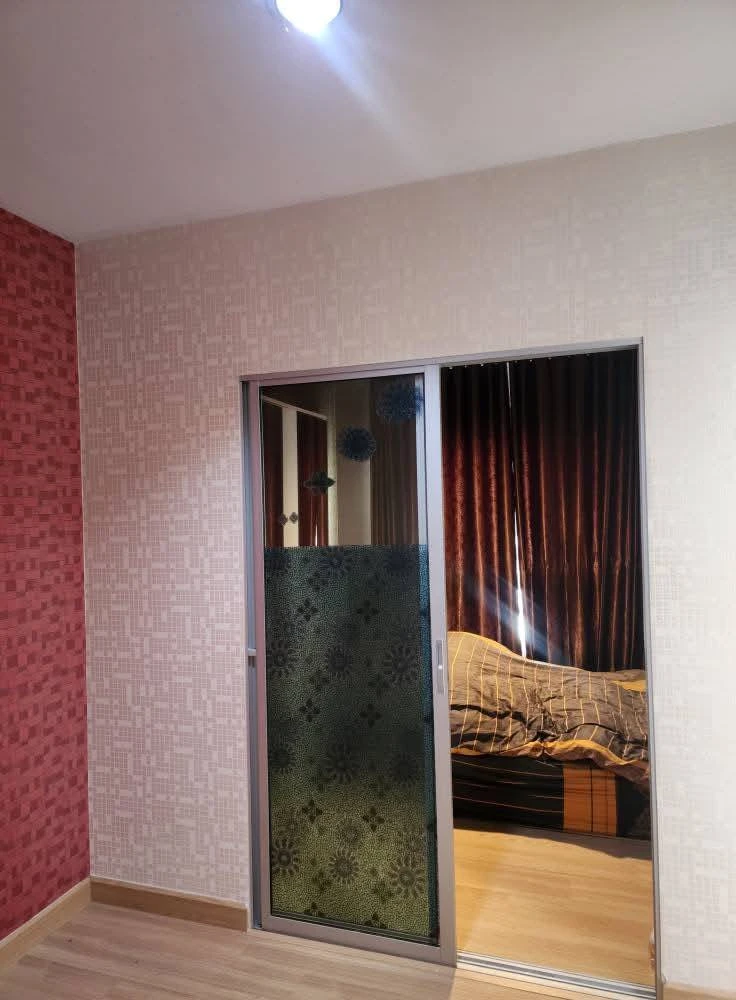 ขาย เดอะคิทท์ ติวานนท์ ติดวอลเปเปอร์ทั้งห้อง หิ้วกระเป๋าเข้าอยู่ได้เลย ระเบียงติดกันนกให้เรียบร้อย