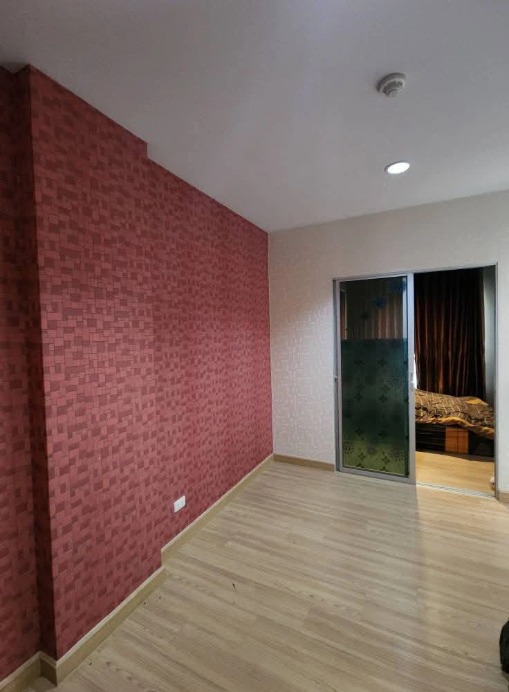 ขาย เดอะคิทท์ ติวานนท์ ติดวอลเปเปอร์ทั้งห้อง หิ้วกระเป๋าเข้าอยู่ได้เลย ระเบียงติดกันนกให้เรียบร้อย