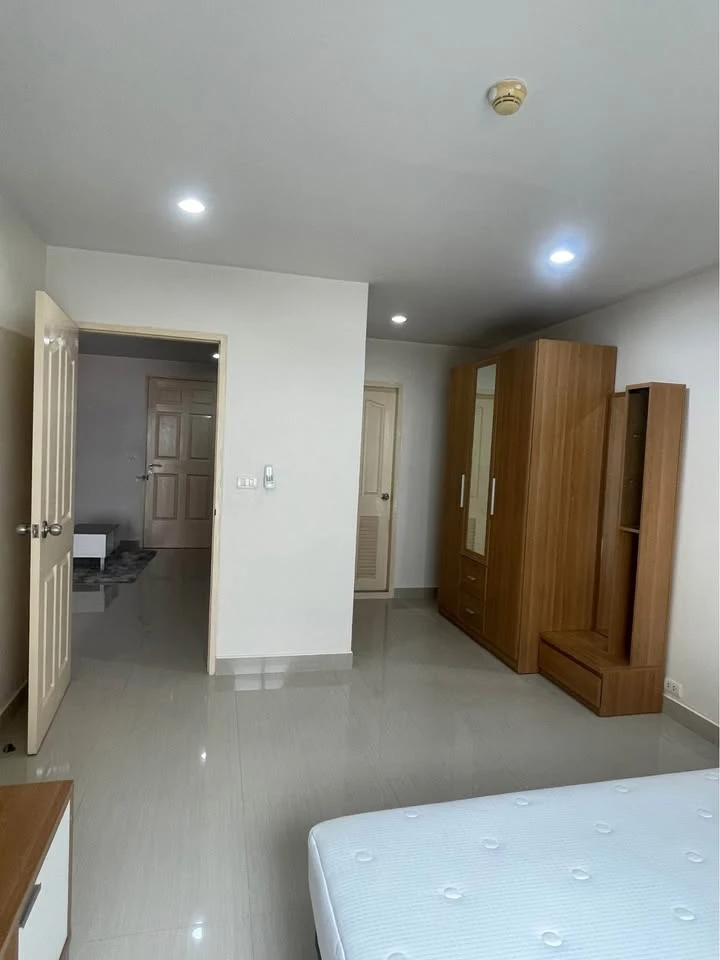 ขาย ให้เช่า เดอะนิช ซิตี้ ลาดพร้าว 130 ชั้น 4 วิวสระว่ายน้ำสุดชิล พื้นที่ในห้องเยอะมาก อยู่แล้วไม่อึดอัดแน่นอน ด่วน.. รีบเลย