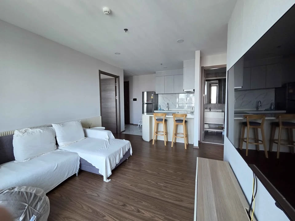 ขาย ให้เช่า 2 ห้องนอน  2 ห้องน้ำ วิวสวย ห้องนอนเล็กทำเป็นห้องทำงาน เห็นวิวเมืองตอนกลางคืนสวยมาก จองเลย