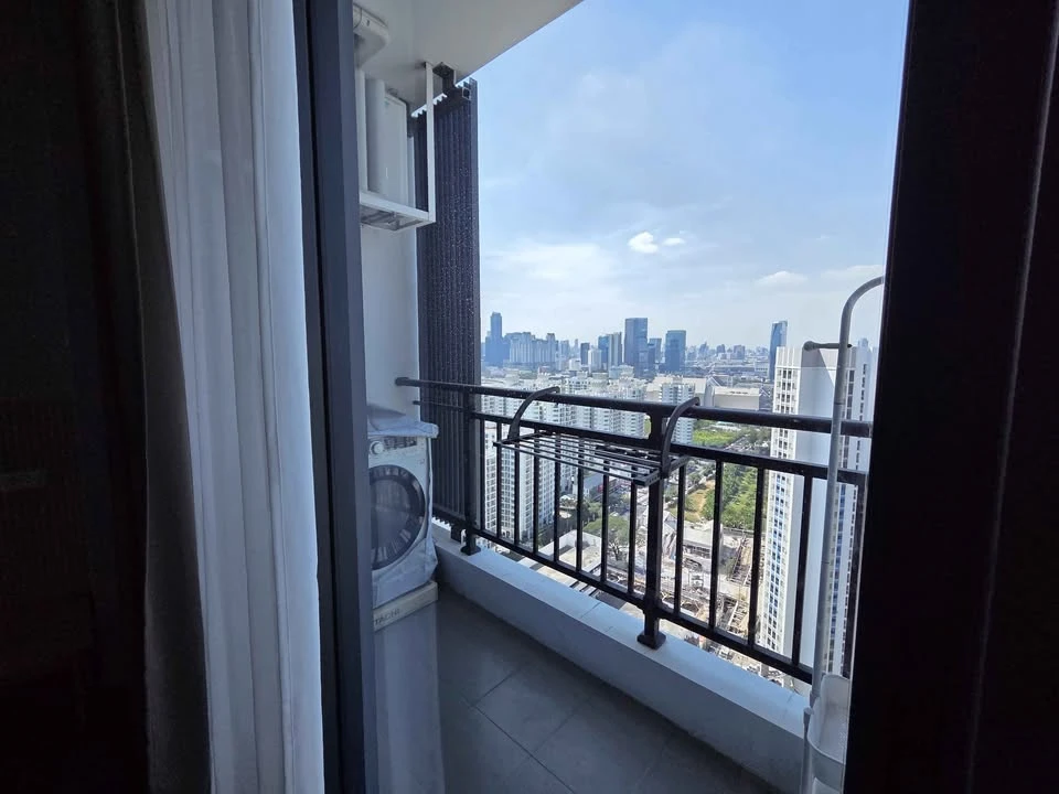 ขาย ให้เช่า 2 ห้องนอน  2 ห้องน้ำ วิวสวย ห้องนอนเล็กทำเป็นห้องทำงาน เห็นวิวเมืองตอนกลางคืนสวยมาก จองเลย