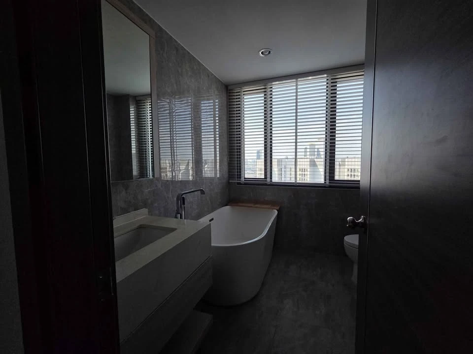 ขาย ให้เช่า 2 ห้องนอน  2 ห้องน้ำ วิวสวย ห้องนอนเล็กทำเป็นห้องทำงาน เห็นวิวเมืองตอนกลางคืนสวยมาก จองเลย