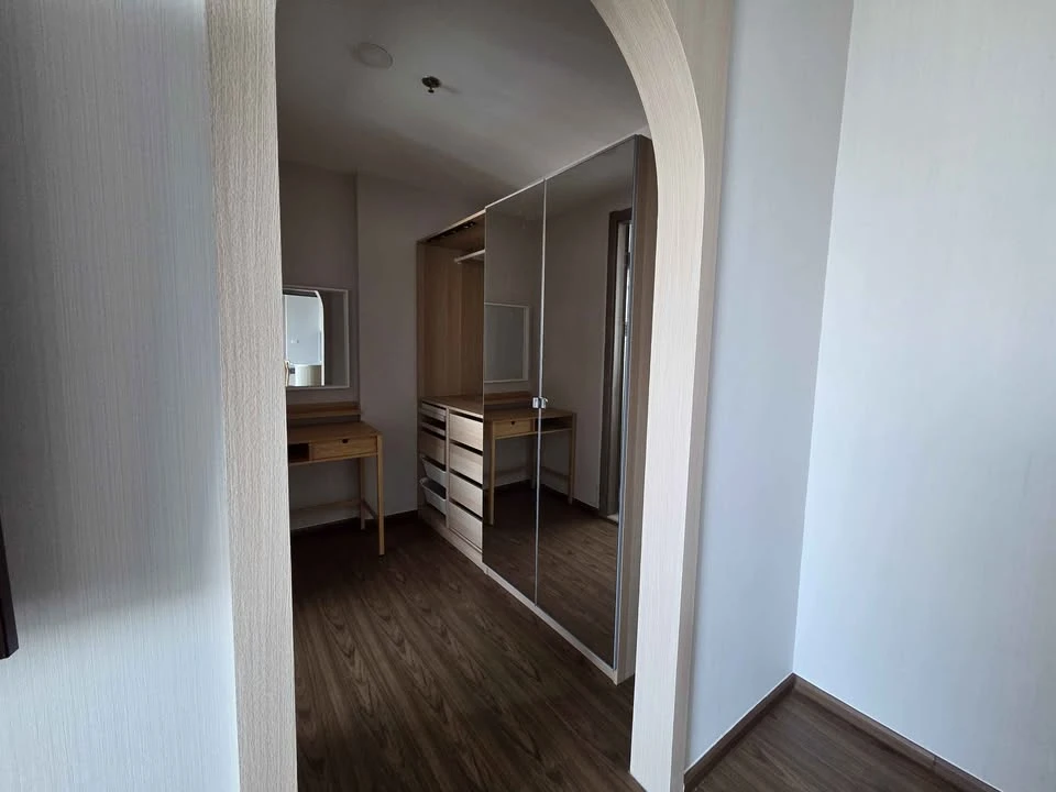 ขาย ให้เช่า 2 ห้องนอน  2 ห้องน้ำ วิวสวย ห้องนอนเล็กทำเป็นห้องทำงาน เห็นวิวเมืองตอนกลางคืนสวยมาก จองเลย