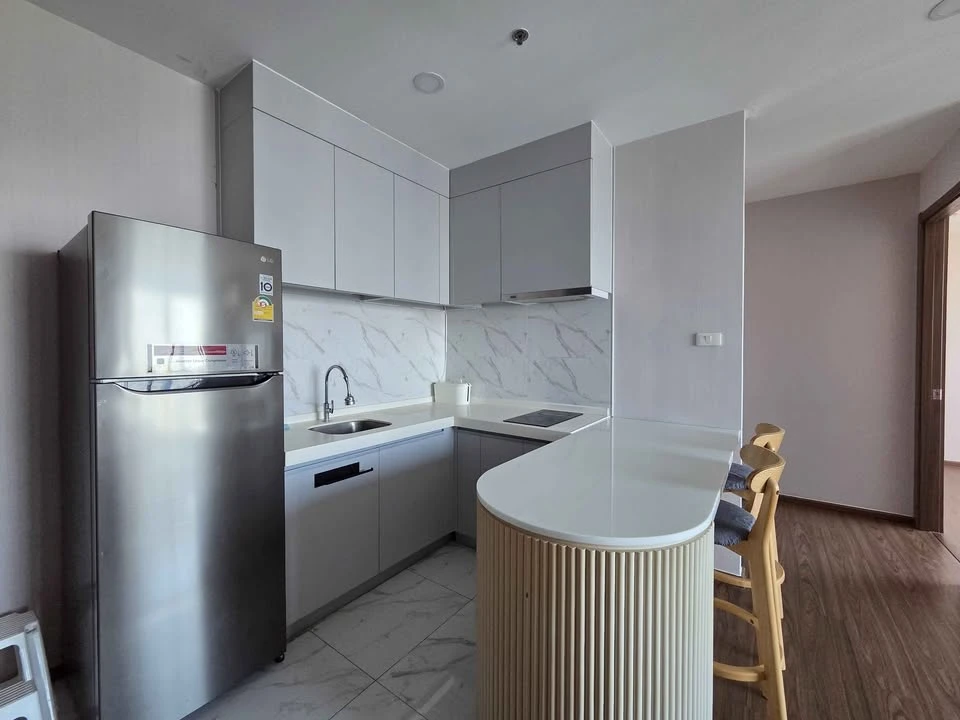 ขาย ให้เช่า 2 ห้องนอน  2 ห้องน้ำ วิวสวย ห้องนอนเล็กทำเป็นห้องทำงาน เห็นวิวเมืองตอนกลางคืนสวยมาก จองเลย