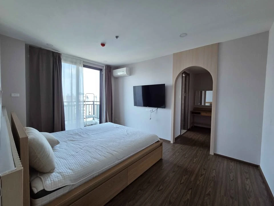 ขาย ให้เช่า 2 ห้องนอน  2 ห้องน้ำ วิวสวย ห้องนอนเล็กทำเป็นห้องทำงาน เห็นวิวเมืองตอนกลางคืนสวยมาก จองเลย