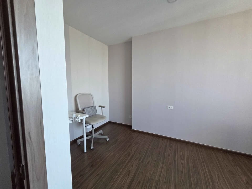 ขาย ให้เช่า 2 ห้องนอน  2 ห้องน้ำ วิวสวย ห้องนอนเล็กทำเป็นห้องทำงาน เห็นวิวเมืองตอนกลางคืนสวยมาก จองเลย