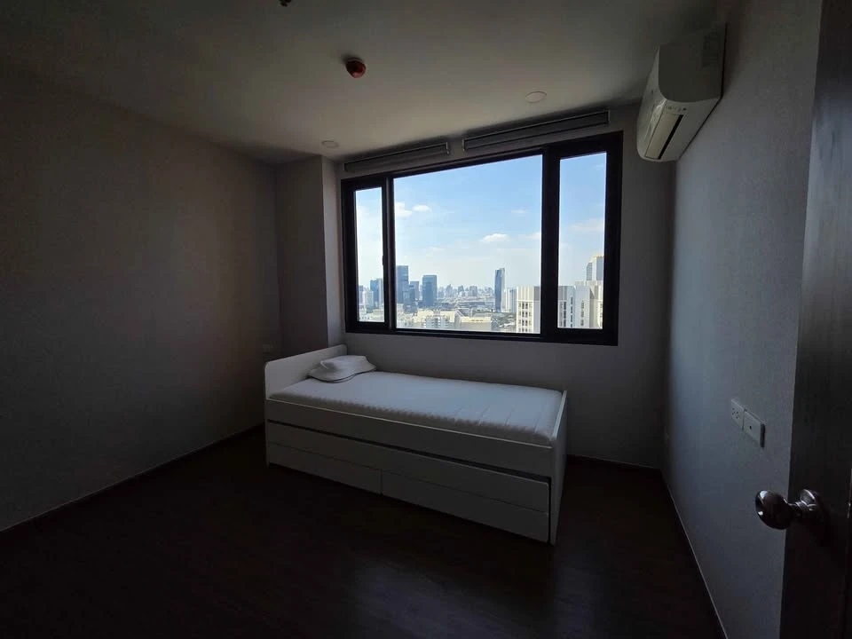 ขาย ให้เช่า 2 ห้องนอน  2 ห้องน้ำ วิวสวย ห้องนอนเล็กทำเป็นห้องทำงาน เห็นวิวเมืองตอนกลางคืนสวยมาก จองเลย