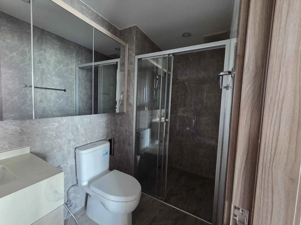 ขาย ให้เช่า 2 ห้องนอน  2 ห้องน้ำ วิวสวย ห้องนอนเล็กทำเป็นห้องทำงาน เห็นวิวเมืองตอนกลางคืนสวยมาก จองเลย