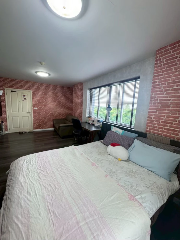 For sale or rent: DCondo Campus Resort Bangna, near ABAC Bangna. High-quality wallpaper installed in the rooms. Very quiet and private. Book now!