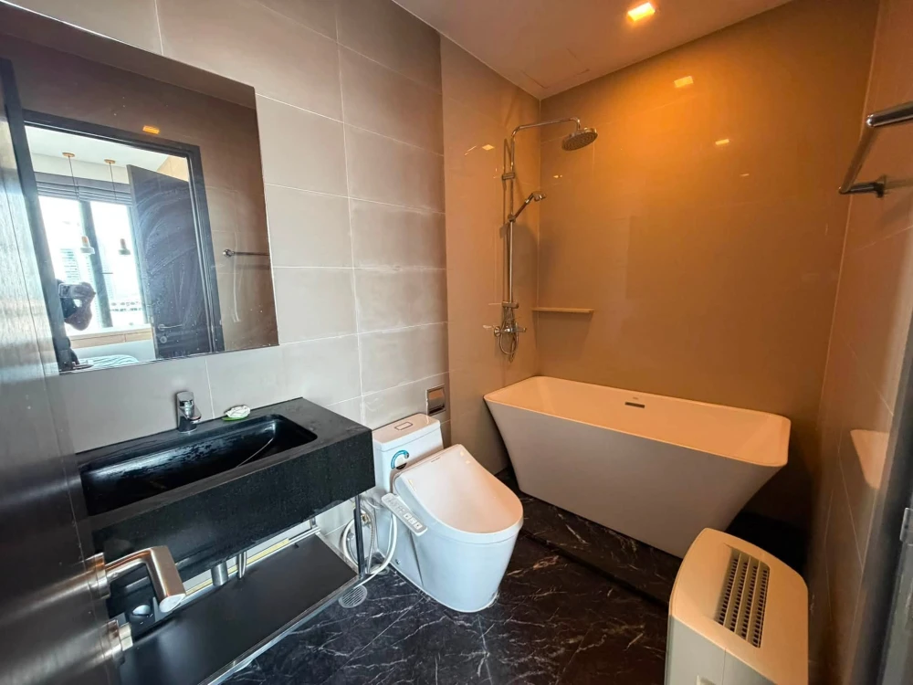 ขาย ให้เช่า Edge By Sansiri (Sukhumvit 23) 2 ห้องนอน บิวท์อินเฟอร์นิเจอร์อย่างดี รีบจองเลย