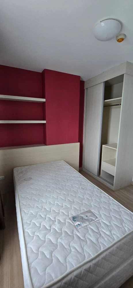 ขาย ให้เช่า Rill Condo Rangsit ติดวอลเปเปอร์ทั้งห้อง ชั้นวางของบิ้วอิน ตู้เสื้อผ้าบิ้วอินทั้งสองห้อง โดยในห้องนอนใหญ่เป็น walk in closet รีบจองเลย