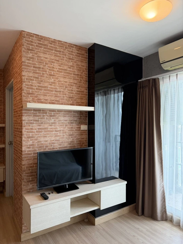 ขาย ให้เช่า Rill Condo Rangsit ติดวอลเปเปอร์ทั้งห้อง ชั้นวางของบิ้วอิน ตู้เสื้อผ้าบิ้วอินทั้งสองห้อง โดยในห้องนอนใหญ่เป็น walk in closet รีบจองเลย