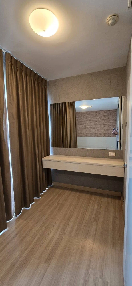 ขาย ให้เช่า Rill Condo Rangsit ติดวอลเปเปอร์ทั้งห้อง ชั้นวางของบิ้วอิน ตู้เสื้อผ้าบิ้วอินทั้งสองห้อง โดยในห้องนอนใหญ่เป็น walk in closet รีบจองเลย