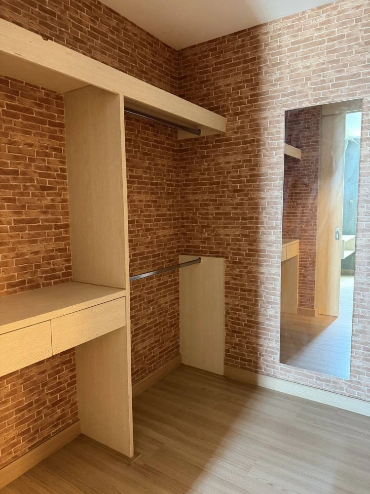 ขาย ให้เช่า Rill Condo Rangsit ติดวอลเปเปอร์ทั้งห้อง ชั้นวางของบิ้วอิน ตู้เสื้อผ้าบิ้วอินทั้งสองห้อง โดยในห้องนอนใหญ่เป็น walk in closet รีบจองเลย