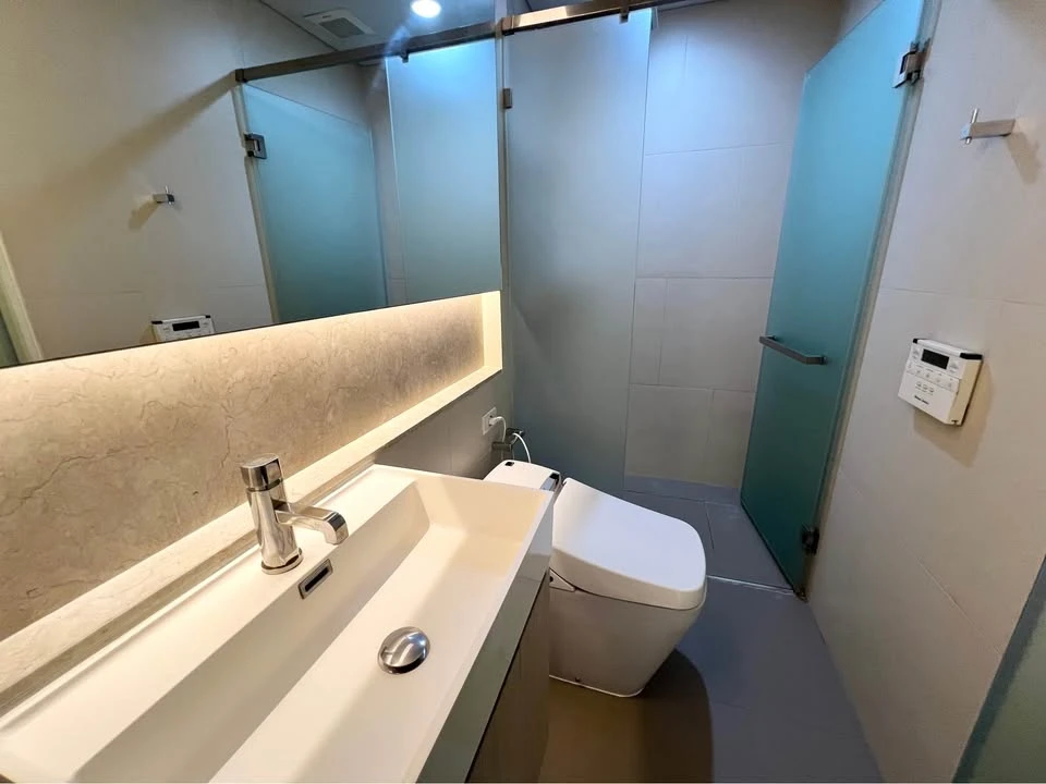 ขาย ให้เช่า The lumpini 24 อยู่ชั้น 20 สูงมากเวอร์ ตกแต่งด้วยเฟอร์บิวท์อิน พร้อม walk-in closet อย่างดี จองเลย