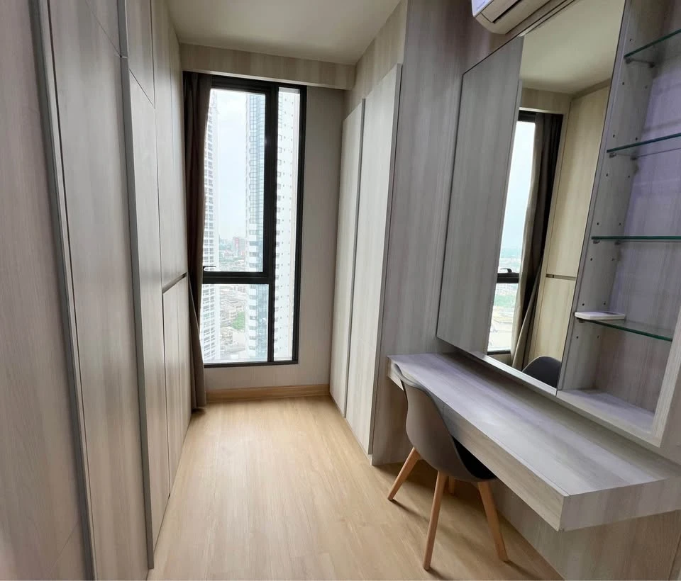 ขาย ให้เช่า The lumpini 24 อยู่ชั้น 20 สูงมากเวอร์ ตกแต่งด้วยเฟอร์บิวท์อิน พร้อม walk-in closet อย่างดี จองเลย