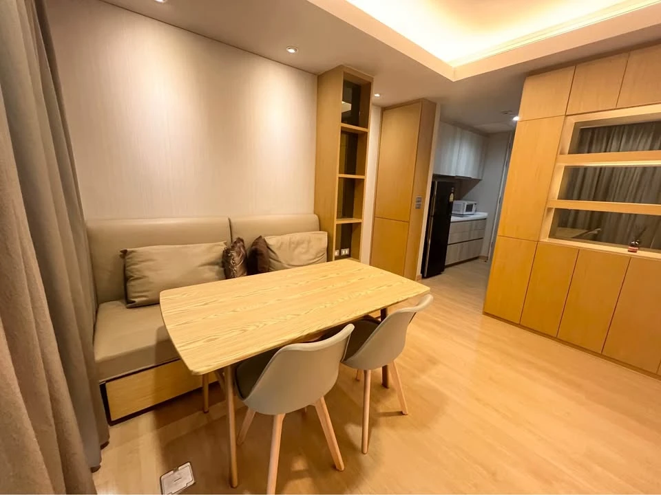 ขาย ให้เช่า The lumpini 24 อยู่ชั้น 20 สูงมากเวอร์ ตกแต่งด้วยเฟอร์บิวท์อิน พร้อม walk-in closet อย่างดี จองเลย