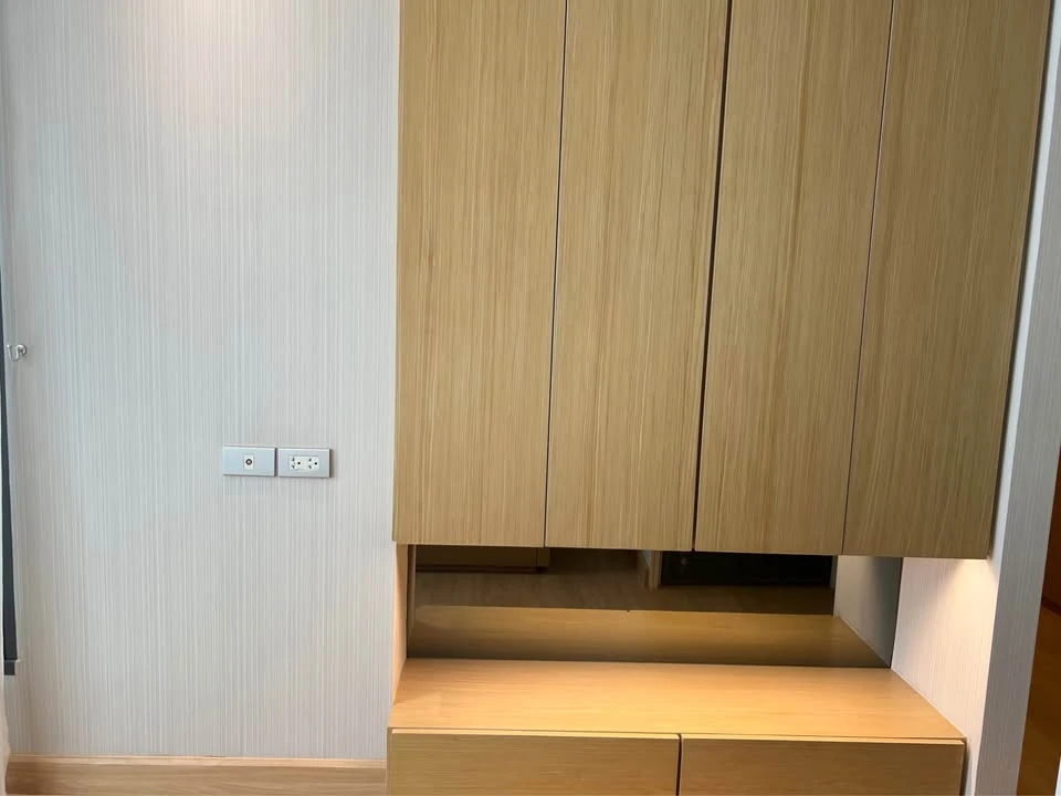 ขาย ให้เช่า The lumpini 24 อยู่ชั้น 20 สูงมากเวอร์ ตกแต่งด้วยเฟอร์บิวท์อิน พร้อม walk-in closet อย่างดี จองเลย