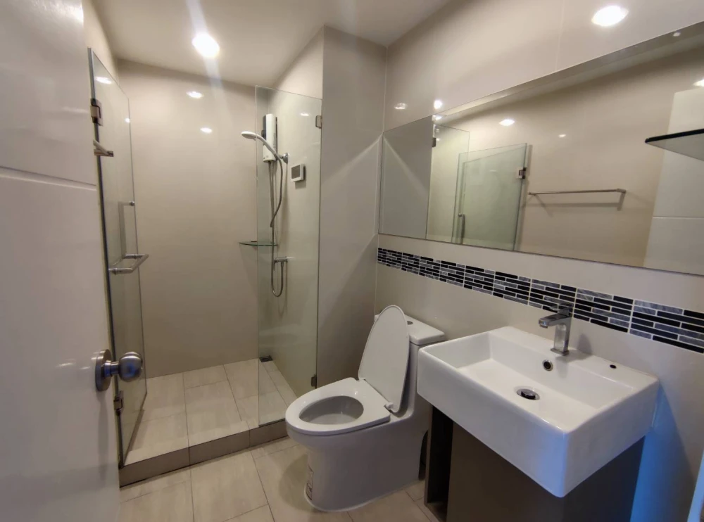 ขาย ให้เช่า VIO แคราย ห้องกว้างขวาง อยู่สบาย ไม่ไม่อึดอัด ชั้นบนสุดของคอนโด Low Rise วิวดี ไม่มีเสียงรบกวนจากห้องข้างบน รีบจองเลย