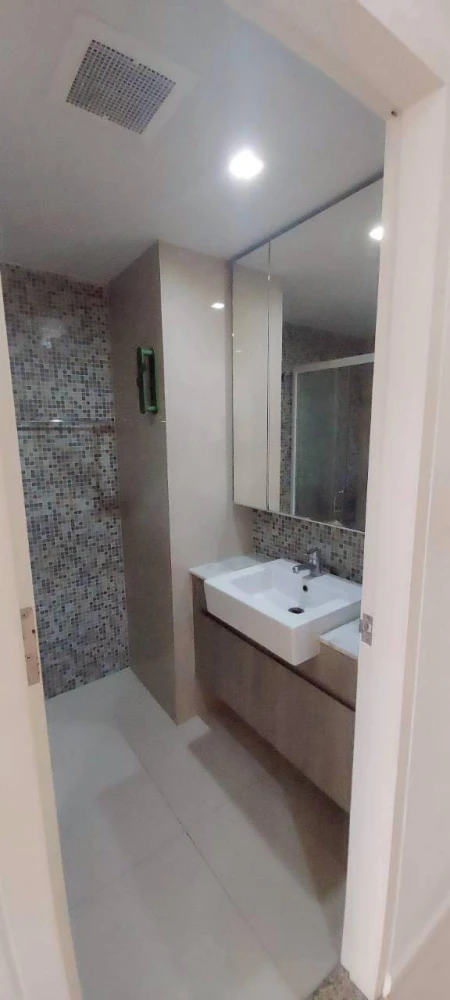 ขาย ให้เช่า WE CONDO ห้องสตูดิโอ ชั้น 5 วิวสระว่ายน้ำ ไม่โดนรบกวนจากภายนอก เฟอร์นิเจอร์พร้อมอยู่ จองเลย