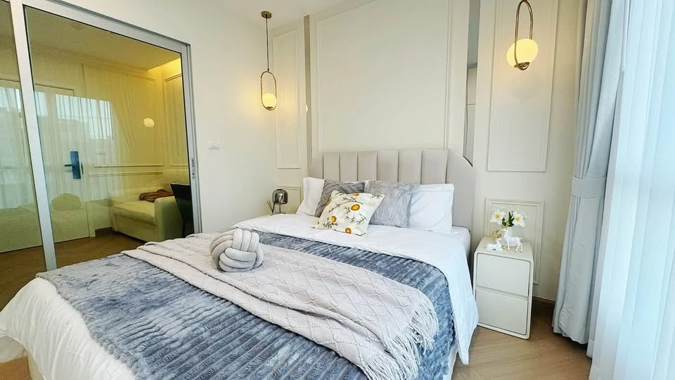 Selling Aspire Rama 4, beautifully decorated unit with complete functionality, built-in curved wardrobes, comfortable living, in the heart of the city