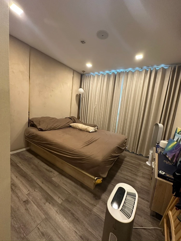 ขาย Atmoz รัชดา-ห้วยขวาง ห้องนอน และ ระเบียงหันไปทางทิศเหนือ วิวสระว่ายน้ำ เป็นห้องตกแต่งพร้อมอยู่สวยงาม จองเลย