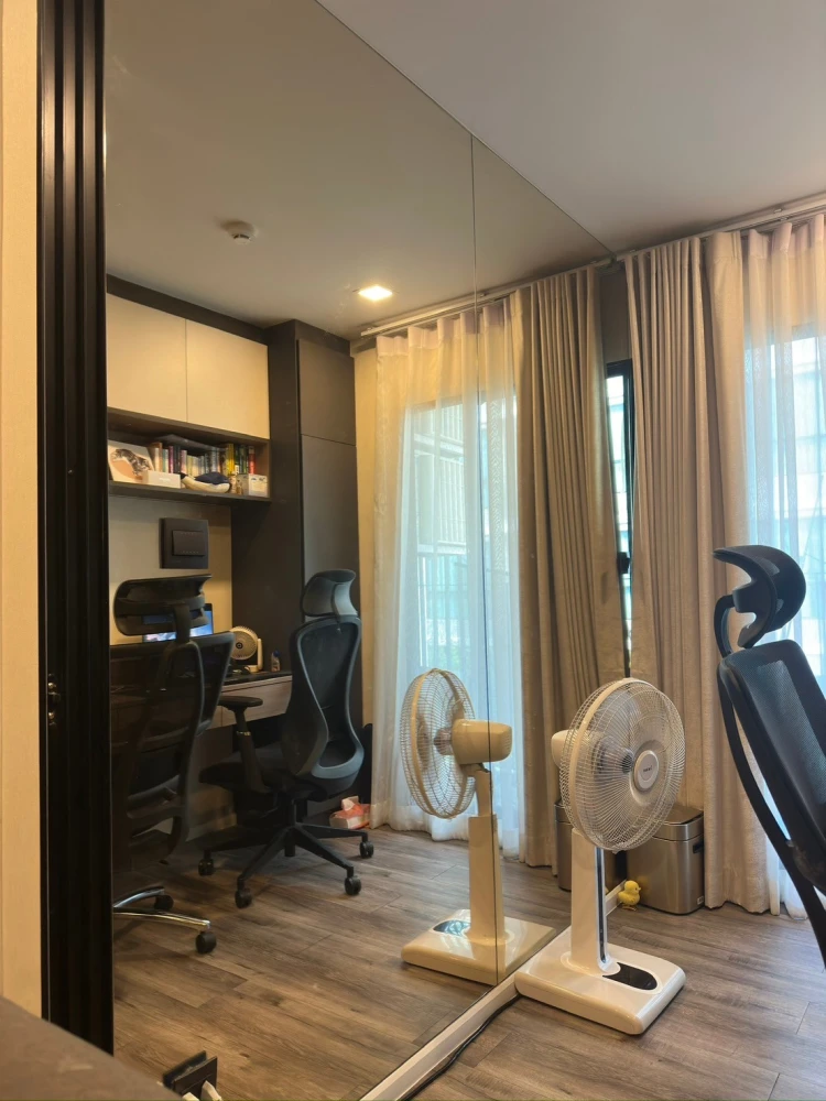 ขาย Atmoz รัชดา-ห้วยขวาง ห้องนอน และ ระเบียงหันไปทางทิศเหนือ วิวสระว่ายน้ำ เป็นห้องตกแต่งพร้อมอยู่สวยงาม จองเลย